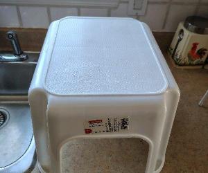 tabouret neuf rubbermaid+étagère neuve les deux pour 25 — photo 2