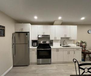 newly renovated 4 1/2 apartment for rent - appliances INCLUDED — photo 1
