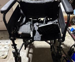 Chaise roulante multi fonctions presque neuve — photo 1